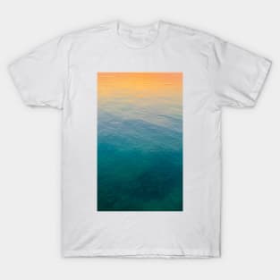 Relaxing ocean surface with sunset colors T-Shirt